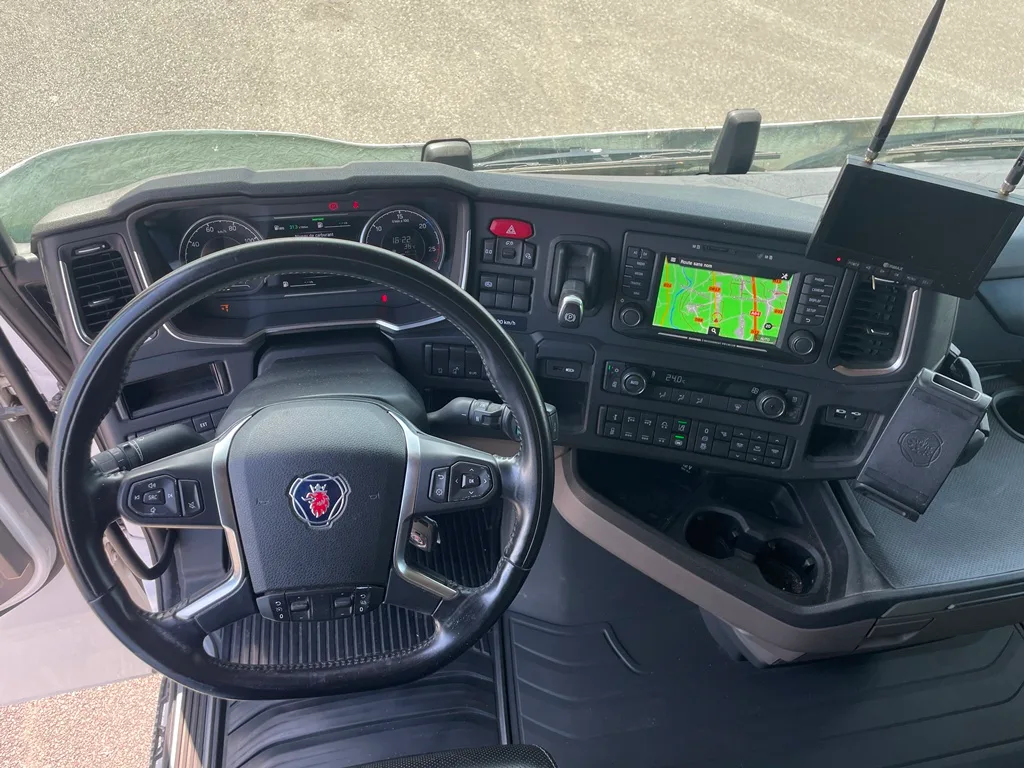 SCANIA S500 - 8x2 - Bétaillère PEZZAIOLI - 3 étages indépendants - 2 compartiments - 2022 – Image 16