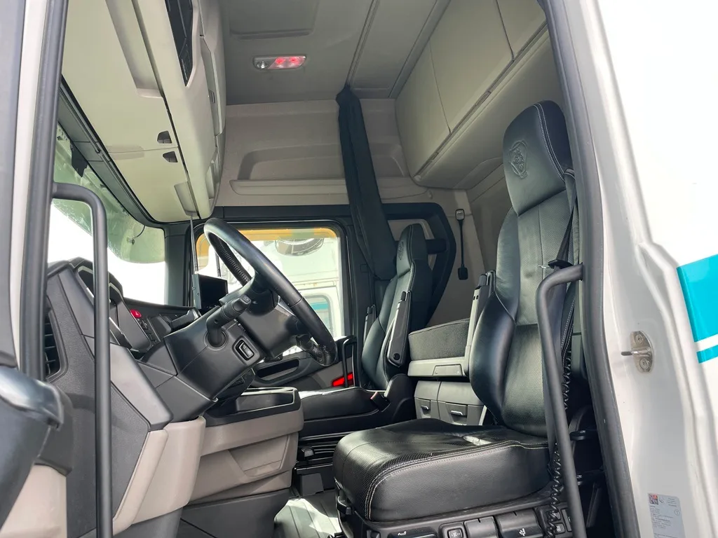 SCANIA S500 - 8x2 - Bétaillère PEZZAIOLI - 3 étages indépendants - 2 compartiments - 2022 – Image 15